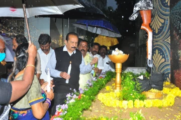 மாவீரர் நாளை முன்னிட்டு சுடர்  ஏற்றி அஞ்சலி செலுத்திய வைகோ