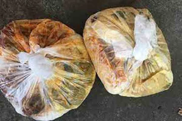 பிரபல பாடசாலையில் மாணவர்களை லஞ்ச் ஷீட்​டை சாப்பிட வைத்த அதிபர்; நேர்ந்த கதி