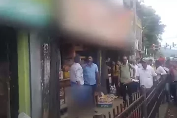 வீதியில் வைத்து தம்பியை அரிவாளால் வெட்டிய அண்ணன்!