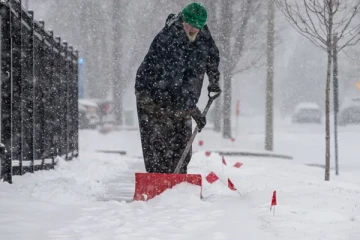 அமெரிக்கா- கனடாவில் வாட்டியெடுக்கும் குளிர்; இருளில் மூழ்கிய 15 லட்சம் வீடுகள்; 20 கோடி பேருக்கு எச்சரிக்கை!