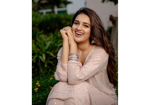 ஆதரவற்றவர்களுடன் பிறந்த நாளை கொண்டாடிய பிரபல நடிகை! குவியும் பாராட்டு | Cinema Viral News