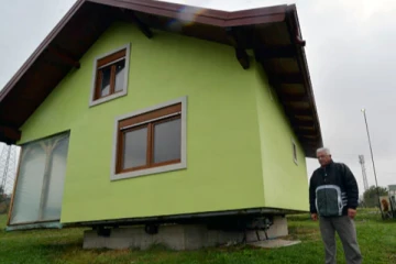 மனைவியின் ஆசையை நிறைவேற்ற சுழலும் வீட்டை உருவாக்கிய கணவர்! இந்த வயதிலும் இப்படி ஒரு காதலா?