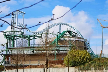 ரோலர்­கோஸ்­டரில் பய­ணித்­த பெண்ணிற்கு நேர்ந்த நிலை!