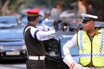 வாகன விபத்தில் அறுவர் படுகாயம்