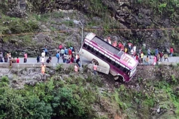 மைனா பட பாணியில் அந்தரத்தில் தொங்கிய பஸ்!  ஒரே நாளில் ஹீரோ டிரைவர்... தீயாய் பரவும் ஒற்றை புகைப்படம்
