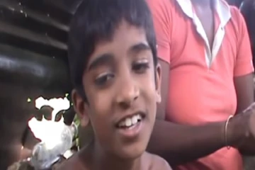 சகோதர, சகோதரிகள் பசியாற பலாக்காய் பறிக்கும் சிறுவன்