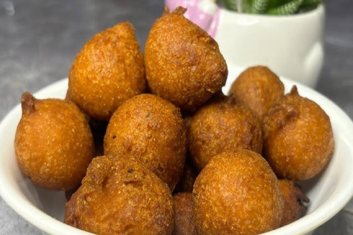 Tea Kadai Sweet Bonda : டீக்கடை ஸ்டைல் இனிப்பு போண்டா – வீட்டிலேயே செய்வது எப்படி? | Crispy Tea Kadai Sweet Bonda Recipe