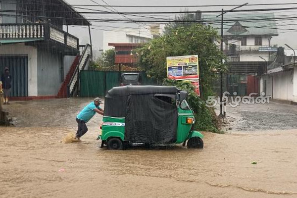 கடும் மழையால் வெள்ளத்தில் மூழ்கிய நுவரெலியா - உடப்புசல்லாவ வீதி | Heavy Rain Nuwara Eliya Traffic