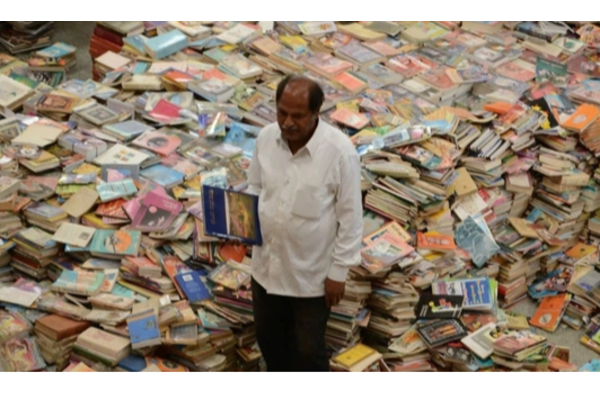 20 லட்சம் புத்தகங்களுடன் இயங்கும் இலவச நூலகம் - வீட்டை விற்று உருவாக்கிய நபர் | Karntaka Man Built Free Library By Sold Own House