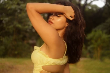 வாரிசு பட நடிகை சஞ்சனா திவாரி.. உச்சகட்ட கவர்ச்சி போட்டோஷூட்