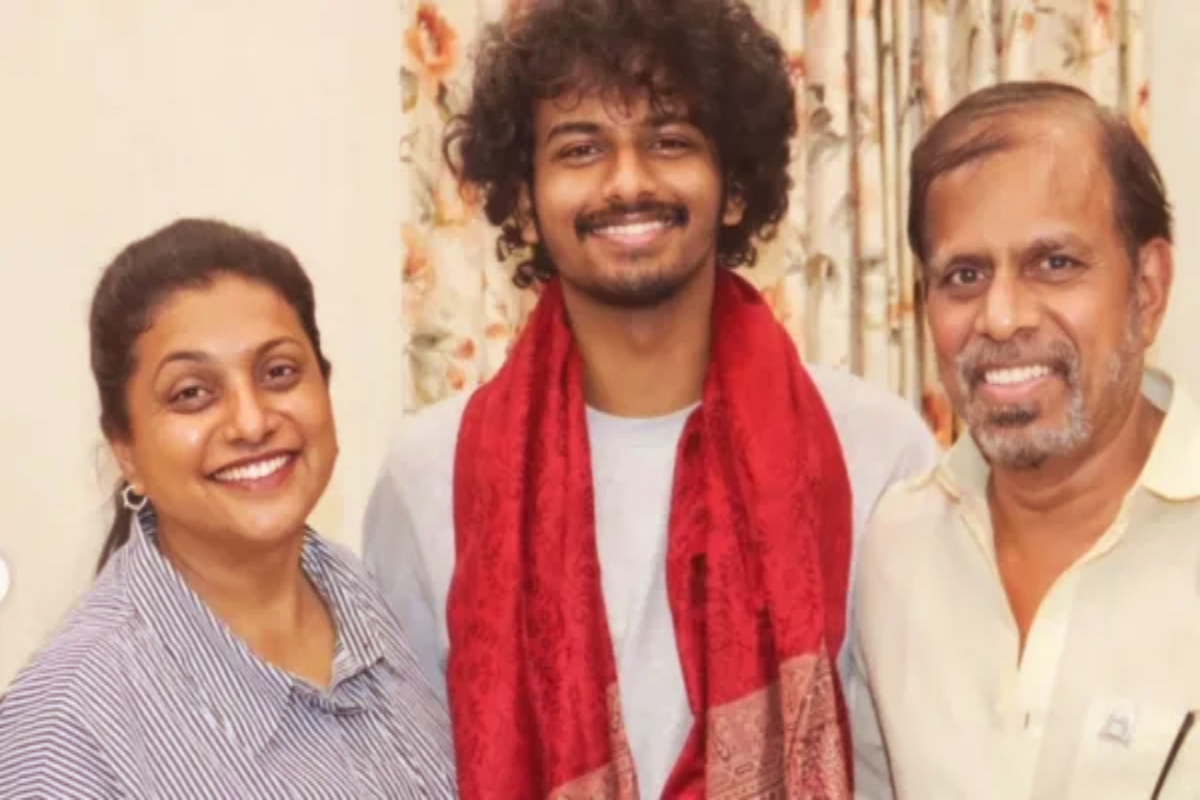 ரோஜா மகனுக்கு 20 வயதா? திருவிழா போல நடந்த பிறந்தநாள் விழா! காணொளி வைரல் | Roja S Son S20Th Birthday Celebrate Roja Emotional