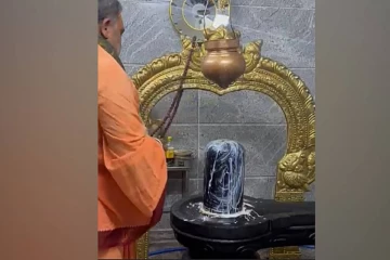 சிவலிங்கத்தில் ஊற்றிய எண்ணெய் பாலாக மாறிய அதிசயம்.., கோவிலில் குவிந்த பக்தர்கள்
