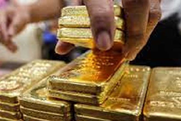 வர்த்தகரை தாக்கி தங்கத்தை கொள்ளையிட்ட காவல்துறை | 2 Kg Gold Is Stolen