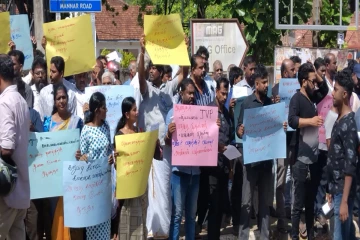 வவுனியா மாநகர சபை முதல்வர் பணி நீக்கம் - ஆளுநருக்கு எதிராக வெடித்த போராட்டம்