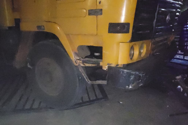 யாழில் முச்சக்கர வண்டியோடு மோதி கடைக்குள் புகுந்த டிப்பர் வாகனம் | Tipper Vehicle Colliding With Three Wheeler Jaffna
