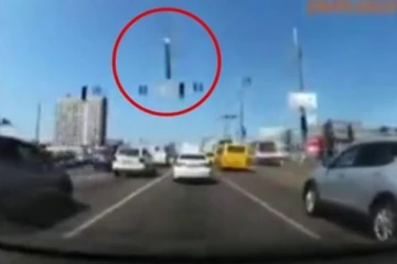 கீவ்வில் திடீரென பறந்து வந்த ஏவுகணையின் துண்டு; அச்சத்தில் உக்ரைன் மக்கள்