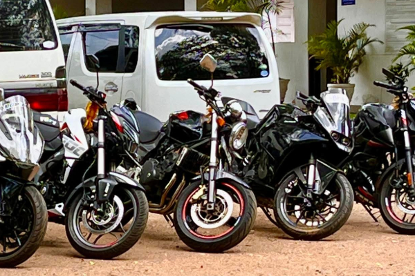 அதிக சத்தத்துடன் வேகமாக பறந்த மோட்டார் சைக்கிள்கள்! மடக்கி பிடித்த பொலிஸார் | Vavuniya Police Intercept And Seize Motorcycles