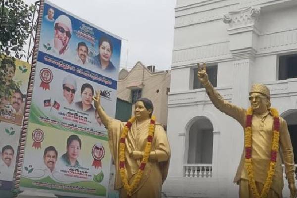 ஓரம் கட்டப்படும் பன்னீர் செல்வம் : ஓபிஎஸ் புகைப்படங்களுடன் கூடிய பேனர்கள் அகற்றம் | Removal Ops Photos Aiadmk Head Office ஓரம் கட்டப்படும் பன்னீர் செல்வம் : ஓபிஎஸ் புகைப்படங்களுடன் கூடிய பேனர்கள் அகற்றம் | Removal Ops Photos Aiadmk Head Office