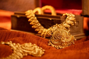 அதிரடியாக குறைந்த தங்கம் விலை - மகளிர் தினத்தில் மகிழ்ச்சி!