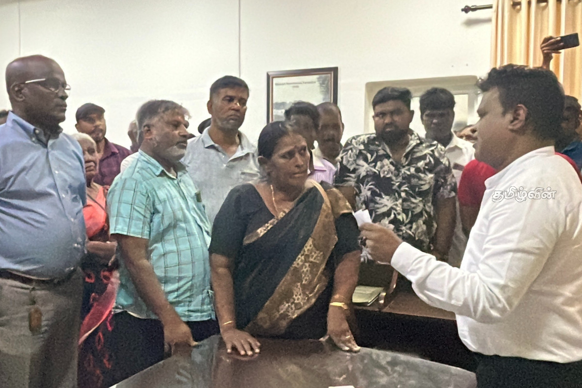 வவுனியா கோவில் குளத்தின் நீரேந்து பகுதி ஆக்கிரமிப்பு! கவனயீர்ப்பு போராட்டத்தில் மக்கள் | Vavuniya Temple Water Area Encroachment Protest வவுனியா கோவில் குளத்தின் நீரேந்து பகுதி ஆக்கிரமிப்பு! கவனயீர்ப்பு போராட்டத்தில் மக்கள் | Vavuniya Temple Water Area Encroachment Protest
