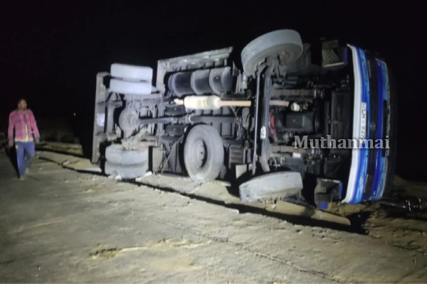 சம்மாந்துறையில் லொரி விபத்து | Rice Lorry Overturns In Nainakadu Batticaloa