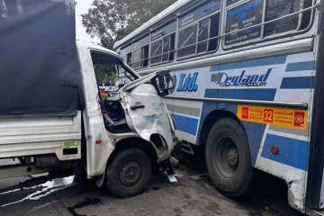 லொறி - பஸ் மோதி கோர விபத்து