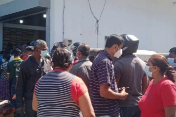 அரிசி வாங்க திடீரென குவிந்த மக்கள் (படங்கள்)