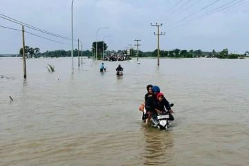 12 வருடங்களுக்கு பின் வெள்ளத்தில் மூழ்கிய வீதி!