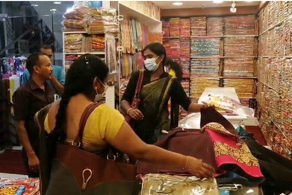 பொருளாதார நெருக்கடிக்கு மத்தியிலும் சித்திரை புத்தாண்டை முன்னிட்டு களைகட்டிய வியாபாரம் (Photos) | Weeding Business Vavuniya New Year Economic Crisis