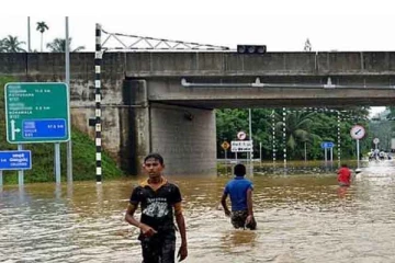 தென்னிலங்கையில் பல பகுதிகளுக்கு எச்சரிக்கை! நீரில் மூழ்கிய நகரங்கள் (Video)