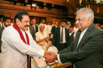 முன்னாள் இந்நாள் பிரதமர்கள் இருவரும் ஆளும் தரப்பில்!