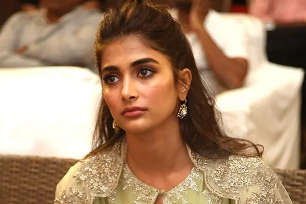 நடிகை பூஜா ஹெக்டேவிடம் கேரவனில் எல்லை மீறி நடந்துகொண்ட பான் இந்தியன் ஹீரோ.. ஷாக்கிங் சம்பவம் | Pooja Hegde Shares Shocking Incident