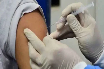 படுத்த படுக்கையாக இருந்தவரை எழுந்து  நடக்க வைத்த கொரோனா தடுப்பூசி!