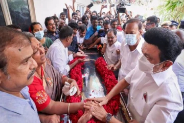 72 துப்பாக்கி குண்டுகள் முழங்க அரசு மரியாதையுடன் விடைபெற்றார் கேப்டன் விஜயகாந்த்!