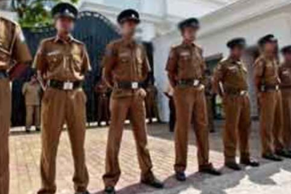 நீதிமன்றத்துக்கு அழைத்துச் செல்லும் போது பொலிஸாருக்கு கைதி கொடுத்த ஷாக் | Prisoner Shocks Police While Being Taken To Court நீதிமன்றத்துக்கு அழைத்துச் செல்லும் போது பொலிஸாருக்கு கைதி கொடுத்த ஷாக் | Prisoner Shocks Police While Being Taken To Court