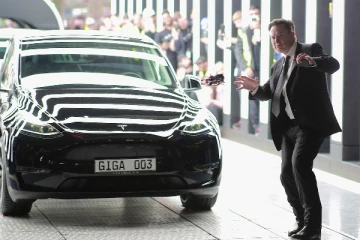 ஐரோப்பாவின் தொடக்க விழாவில் நடனமாடி அசத்திய எலான் மஸ்க்; வைரலாகும் காணொளி