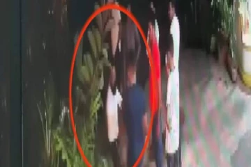 பாடசாலை மாணவரொருவரை பலவந்தமாக கடத்தி தாக்குதல் நடத்திய அரசியல்வாதியின் மகன்