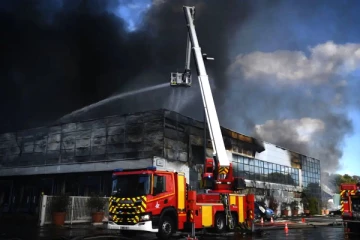 பாரிஸின் மிகப்பெரிய உணவுச் சந்தையில் பயங்கர தீ விபத்து., நகரம் முழுக்க சூழ்ந்த கரும்புகை