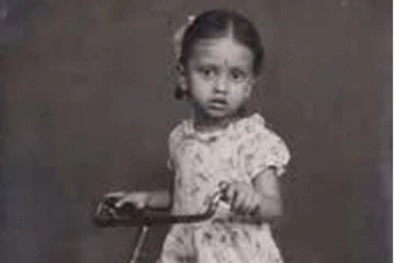 இந்த புகைப்படத்தில் இருக்கும் குழந்தை யார் என்று தெரிகிறதா.. நீங்களே பாருங்க