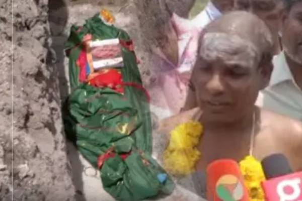 கண்ணீருக்கு மத்தியில் விடைபெற்ற ஸ்ரீமதி;  மயான குழியில் உடலோடு கல் உப்பு  புத்தகங்கள் புதைப்பு | Burial Stone Salt Books Body Burial Pit Srimathy