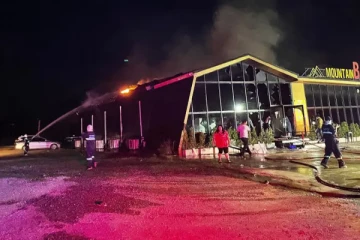 அலறியடித்து ஓடிய மக்கள்! 13 பேர் உடல் கருகி பலி.. இரவு நேர விடுதியில் ஏற்பட்ட பயங்கர தீ விபத்து