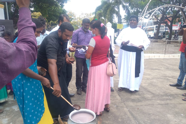 வடுக்களும் வலிகளும் நிறைந்த கதை கூறும் முள்ளிவாய்க்கால் கஞ்சி: தமிழர் தாயக பகுதிகளின் நினைவுநாள் தொகுப்பு | Mullivaikkal Porridge Remembrance Day