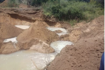 தமிழர் பகுதியில் சட்டவிரோத மணல் அகழ்வில் ஈடுபட்ட பிரதேசசபை உறுப்பினர் (Photos)