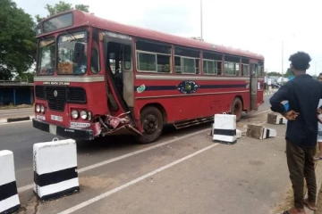 கிளிநொச்சி A9 வீதியில் தறிகெட்டு ஓடிய பேருந்தால் நேர்ந்த சம்பவம்(Photos)