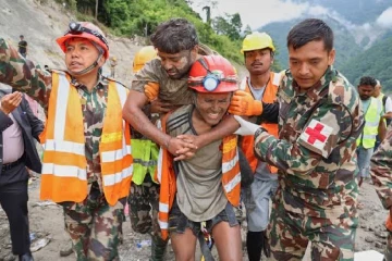 නේපාලයේ උමඟක් තුළ දින 8ක් සිරවී සිටි සේවකයින් දෙදෙනෙකු ජීවිත බේරාගනී