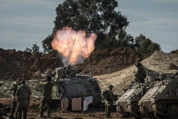 காசா எல்லையில் குவிக்கப்பட்ட பீரங்கிகள், ராணுவ வீரர்களால் பதட்டம்