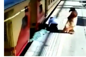 நொடிப்பொழுதில் நடந்த விபத்து! விபத்தில் சிக்கிய பெண் காப்பாற்றப்படும் திக் திக் காட்சிகள்