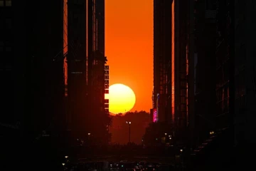 நியூயார்க் - மன்ஹாட்டன் சூரிய அஸ்தமனம்; வைரலாகும் ல்புகைப்படங்கள்