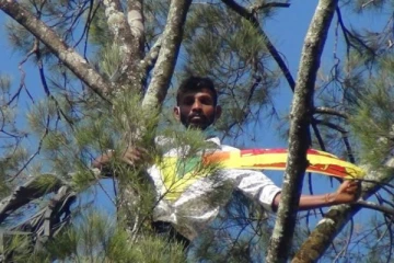 අරගලයට සහය දැක්විම සදහා අඩි ගණනක් උඩට ගිය තරුණයා මෙන්න...ඡායාරූප සහිතයි(Photos)