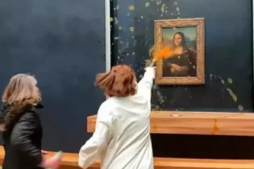 உலகப் புகழ்பெற்ற மோனாலிசா ஓவியம் மீது சூப் ஊற்றி தாக்குதல்!
